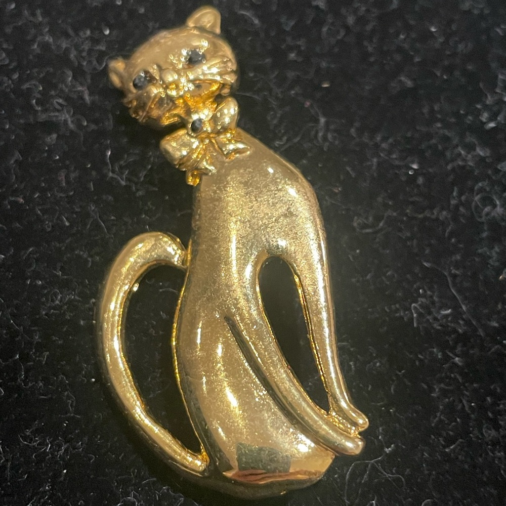 Elegant Gold Cat Brooch